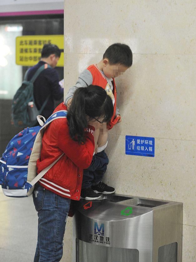 桶内小便 2017年5月1日,在武汉地铁站台上,一位急着要嘘嘘的小男孩,索