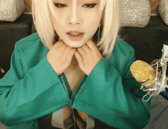 搞笑gif,和家人看到亲热戏,明明什么都懂 就是有点迷之尴尬