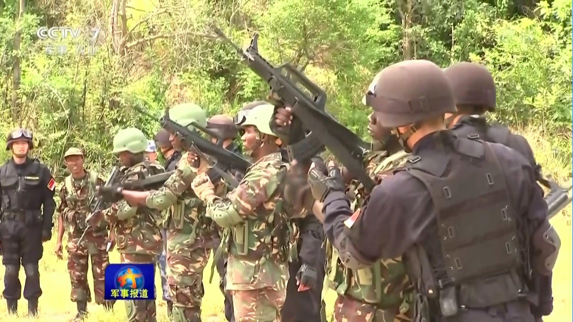 在反恐战术演练过程中,中国海军特战分队向坦桑尼亚海军陆战队进行