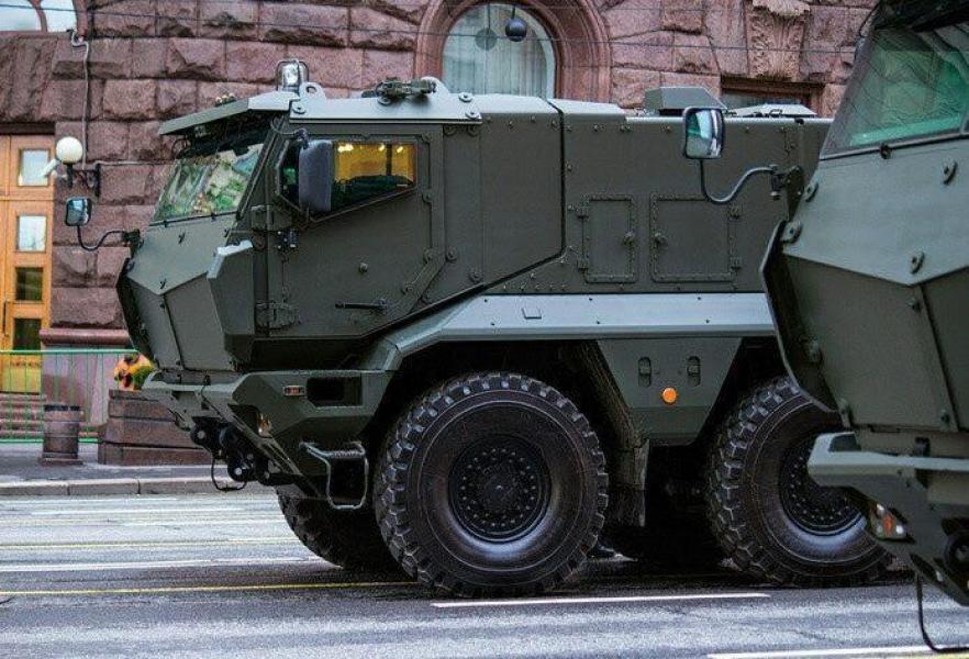 俄伞兵部队将列装新型台风装甲车