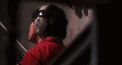 正当霍峰专注录音时,邻居老林的一掌把霍峰吓了一大跳.