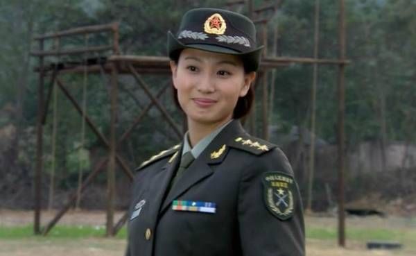 她曾是美丽的军花,和吴京在剧中厮打,如今33岁一直未嫁