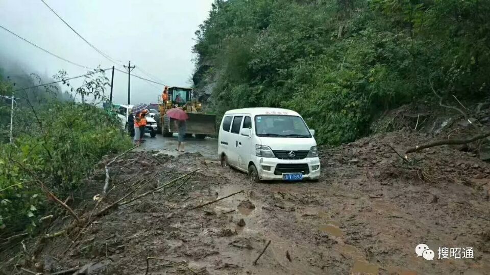 彝良县两河镇,钟鸣今日凌晨遭暴雨引发山洪,滑坡等地质灾害