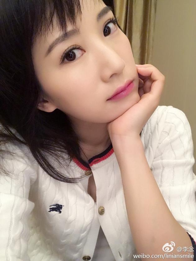 " 2月9日,李念在微博晒出一组美丽自拍照,配文称,"早安,在一个好像睡