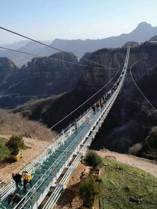 红崖谷玻璃吊桥紧邻景区环山栈道,桥梁采用悬索结构,桥面全部采用航空
