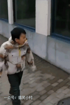 搞笑gif图:新郎你这么能吹,看来晚上一个搓衣板不够用