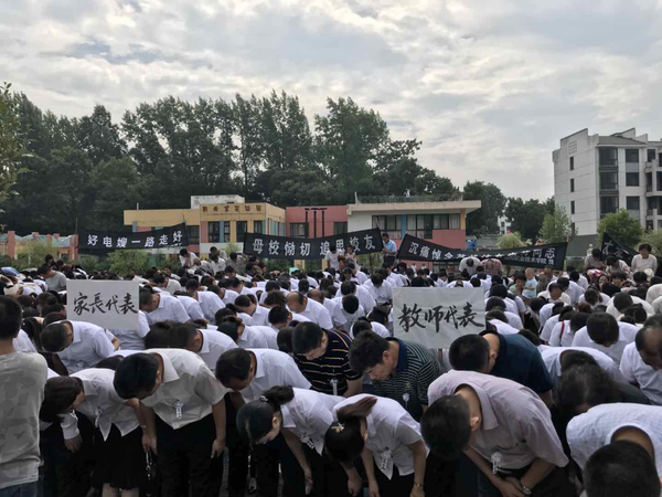 信阳最美女老师追悼会现场 众人纷纷前来送别