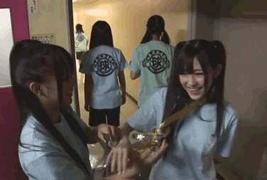 妹子提醒你一下,做这个动作要关摄像头