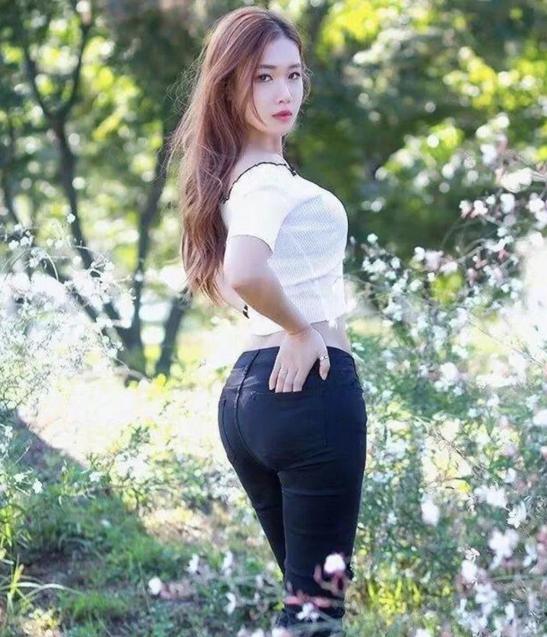 紧身牛仔裤美女一个的转身,便把性感的风情万种撒向了