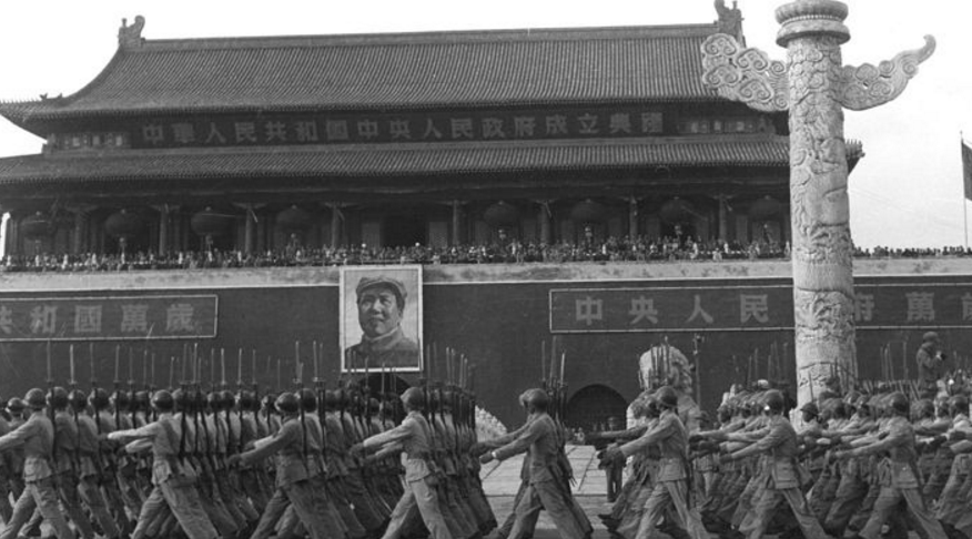 1949年开国大典上的阅兵仪式 中国从此翻开新篇章
