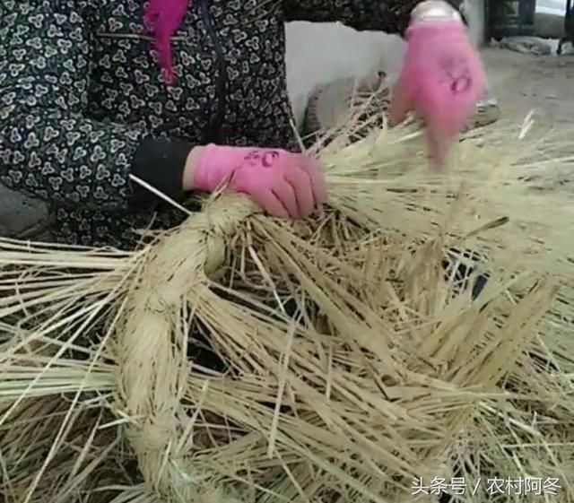 农民用稻草编织"鸡窝",花了整整一天时间,只为让母鸡下蛋