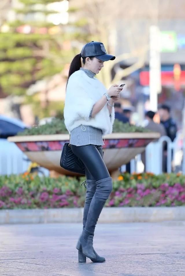 俏丽小女人黑色皮裤搭配一双黑色长靴,高冷的气质让人
