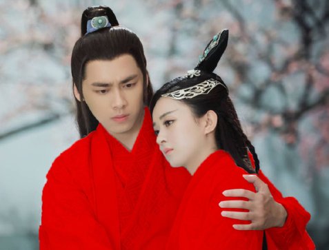 李易峰杨幂:《怦然星动》里李易峰饰演歌手苏星宇,杨幂饰演经纪人田