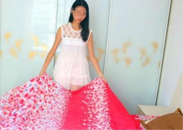 新婚夜老婆让男子睡客厅,第二天男子醒来,发现家里多了一个孩子
