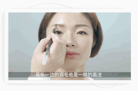 再接着再用眉笔 一笔一笔画出根根分明的眉毛 标准眉型让人感觉很