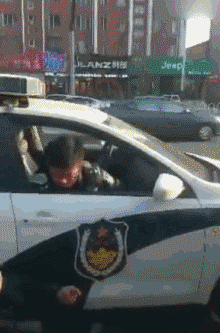 搞笑gif:有这样的妹子追你,你就别反抗了太强了!