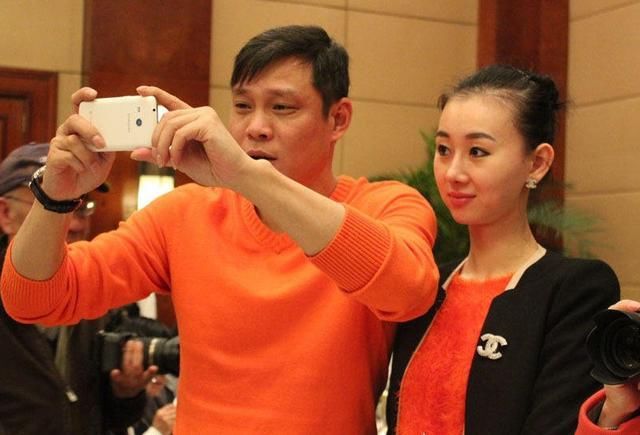 48岁范志毅与小17岁老婆照片!她看上去像他的女儿,他为生活奔波