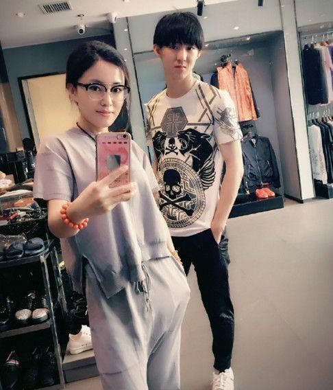 (张可) 王小虎的妻子叫做张可,比王小虎小7岁,也是一名二人转演员.