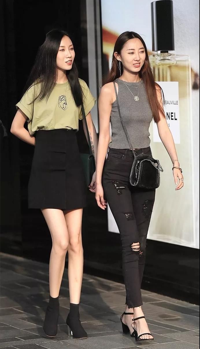 广州街拍 逛街同行的姐妹花 皮肤白皙大长腿迷人 十分