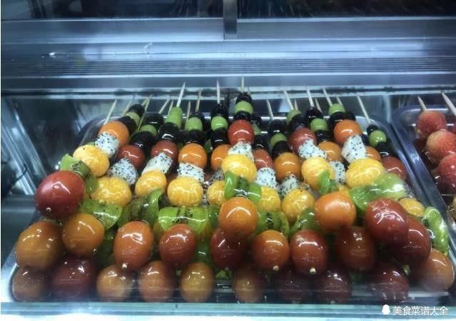 图中是颜色鲜艳,味道多样的"冰糖水果串",小番茄,猕猴桃,橘子,火龙果