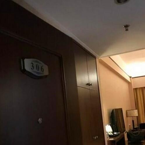 酒店摄像头正对床 女房客换衣全程被拍