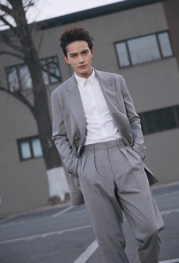 徐正溪演绎西服诱惑 逆天长腿抢镜