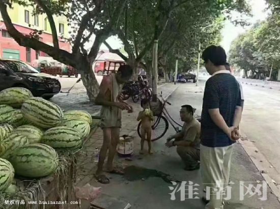 "爷孙卖瓜"刷屏朋友圈 淮南市民争相前往买瓜献爱心