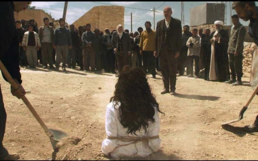 石刑有多残忍?伊斯兰教法中,受刑人的亲属也必须参与扔石头!