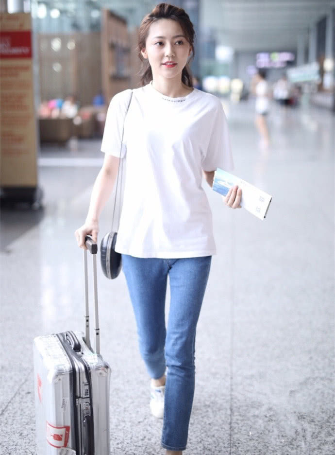 黄梦莹现身机场,白t配牛仔裤似少女,网友:看起来像18岁!
