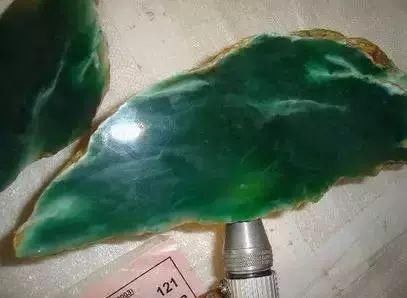 翡翠原石切出"一线天"!千万别小看这三条色线