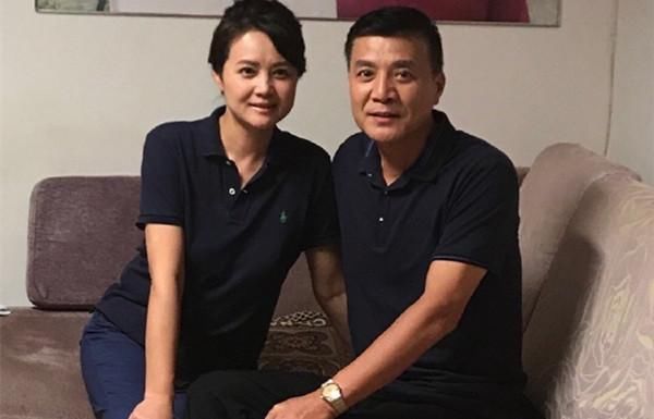 第一段是和大自己18岁的奚天鹰,1990年两人结合,婚后两年,女儿奚望