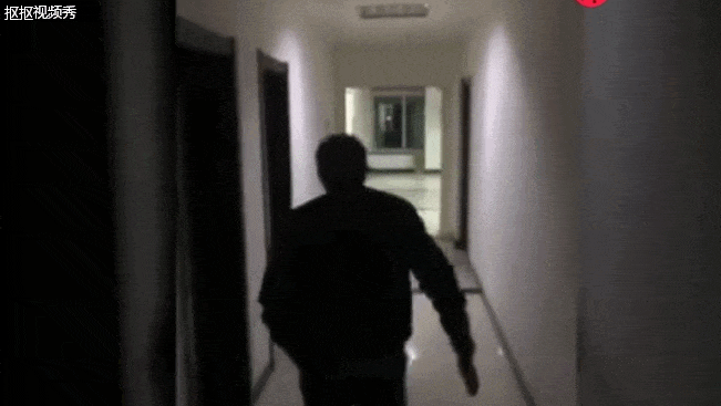 别说,除了头晃得有点厉害,其他地方还是演绎的蛮形象的,不过张嘉译
