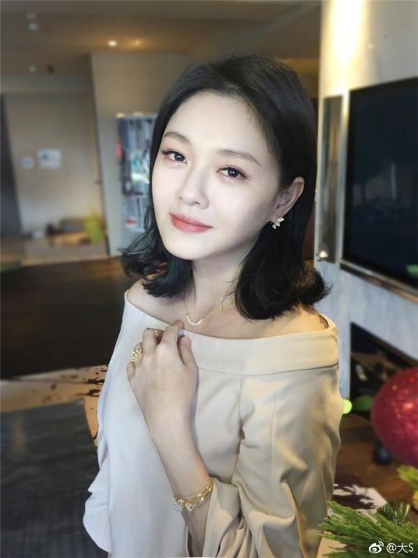 "看得出来,这次照片的主角应该是大s手上和脖子里戴的饰品,不过粉丝   