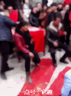 搞笑gif图: 好小子就你这眼神,在高铁上吃泡面也没事!