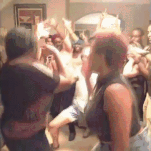 搞笑图文:吃饭时,老爸说老妈睡觉打呼,笑得她肚子疼