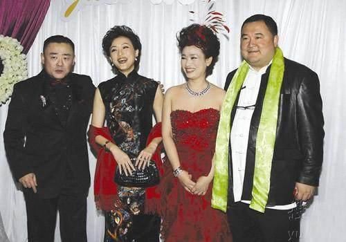 周立波与现任妻子胡洁2010年12月18日,在上海举行婚礼,年过八旬的