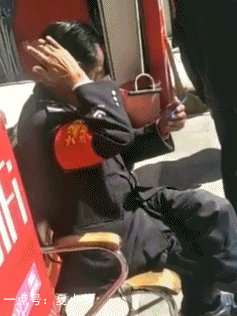 搞笑gif:这谁家的女朋友快炸了,赶紧领回家吧!