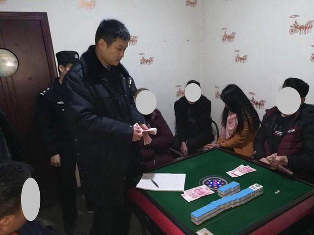 安康四男子聚众赌博 民警当场缴获赌资1.2万余元