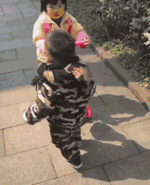 女儿又犯二了,当妈的一脸嫌弃的表情