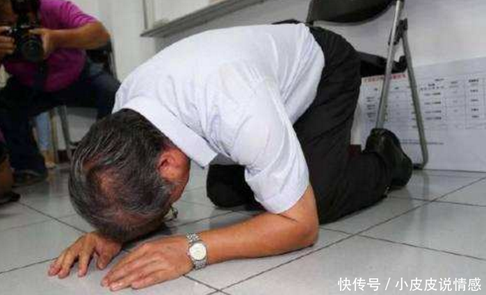满脸伤疤的父亲到公司给儿子送粽子, 儿子嫌丢人, 老板却下跪磕头