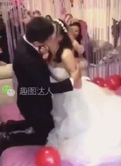 搞笑gif图:都说脸大撑门面,妹子你的脸有点儿过分了吧
