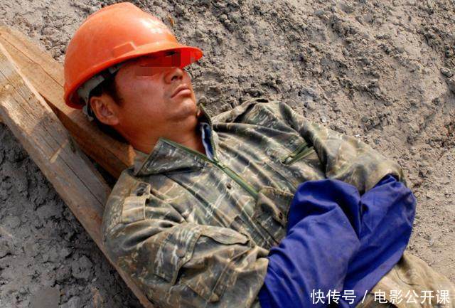 农民工每天收入400元,如今过年却没钱回家,原因很现实