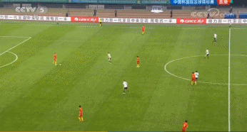 下面两张图是国足1比5泰国时的前两个丢球,国足的第一个丢球里,冯潇霆