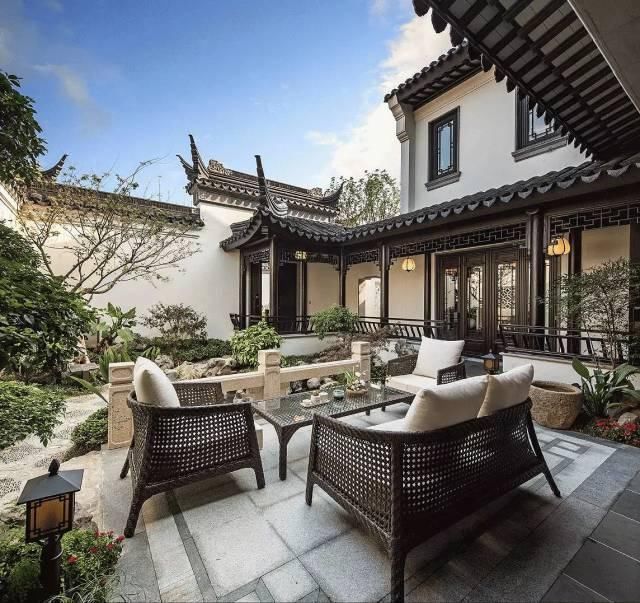 中式庭院摒弃了传统欧式别墅的张扬和轻飘之后, 极力寻求自然与生活