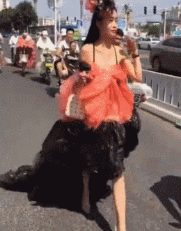 爸,你怎么又换了一个狐狸精?