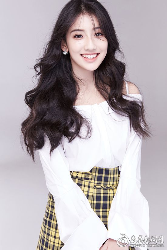 00后新疆小花伊米娜写真曝光 笑容甜美少女感十足