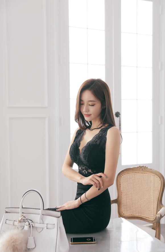 女神孙允珠,黑色蕾丝神秘连衣裙