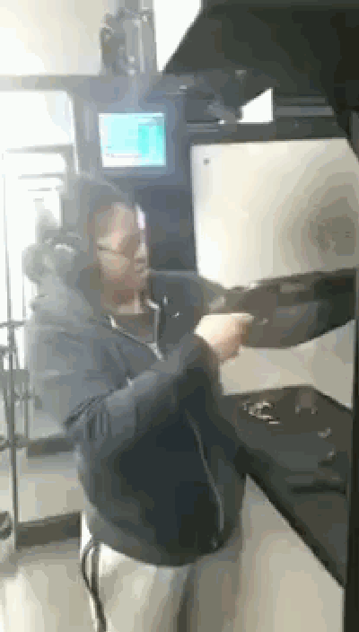 搞笑gif:巨坑队友 上了贼船你还想逃 三个傻帽笑得直
