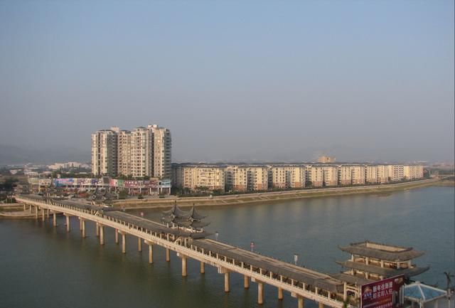 因境内四水(西江,北江,绥江和龙江)会流之地,故名"四会.