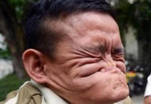 男子长相奇丑无比,可身边却美女环绕,明白真相后,网友